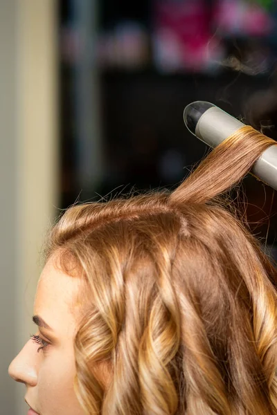 Fryzjer Robi Loki Lokówką Dla Młodej Kobiety Długimi Brązowymi Włosami — Zdjęcie stockowe