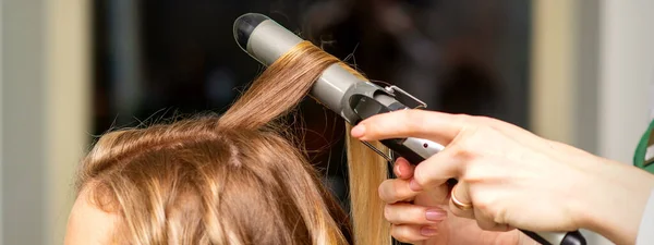 Parrucchiere Riccioli Con Ferro Arricciacapelli Giovane Donna Con Lunghi Capelli — Foto Stock