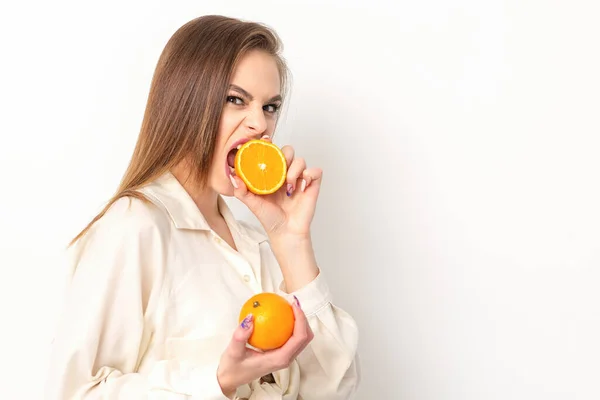 Jovem Caucasiano Muito Astuto Morena Mordendo Uma Metade Laranja Olhando — Fotografia de Stock