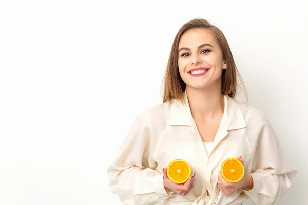 Junge Kaukasische Lächelnde Frau Mit Orangefarbenen Scheiben Über Isoliertem Weißem — Stockfoto