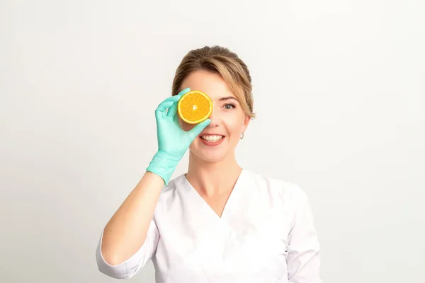 Portrét Mladého Bělocha Usmívající Žena Kosmetička Zakrývající Oko Oranžovým Krajíčkem — Stock fotografie