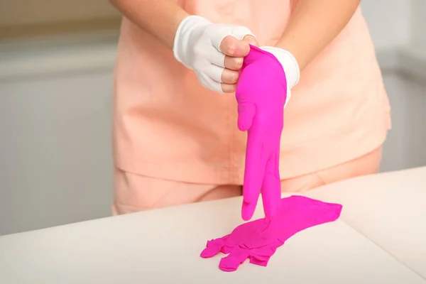 Χέρια Του Αισθητικού Τεθεί Ελαστικό Ροζ Γάντια Προετοιμαστούν Για Λάβουν — Φωτογραφία Αρχείου