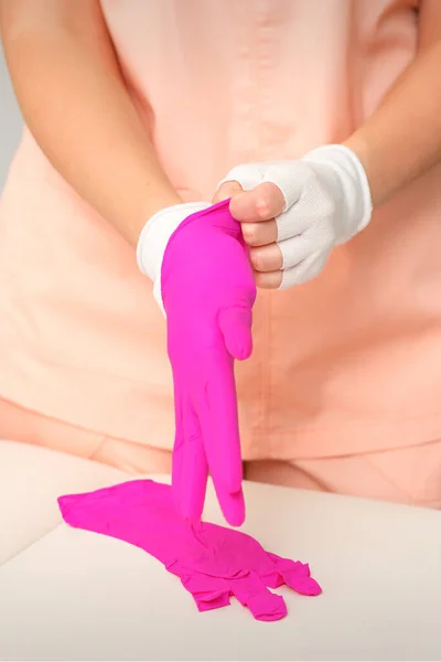 Χέρια Του Αισθητικού Τεθεί Ελαστικό Ροζ Γάντια Προετοιμαστούν Για Λάβουν — Φωτογραφία Αρχείου