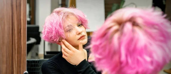 Bela Jovem Mulher Caucasiana Com Novo Penteado Rosa Curto Olhando — Fotografia de Stock