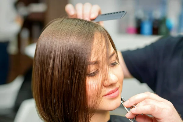 Kapper Knipt Het Haar Van Een Brunette Hairstylist Het Knippen — Stockfoto