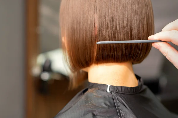 Una Peluquera Está Peinando Pelo Corto Morena Cliente Femenino Salón — Foto de Stock