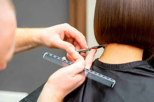 Kapper Knipt Het Haar Van Een Brunette Hairstylist Het Knippen — Stockfoto
