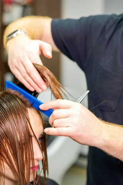 Hairdresser Cuts Hair Brunette Woman Hairstylist Cutting Hair Female Client — Stock Photo, Image