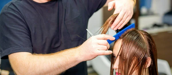 Kuaför Esmer Bir Kadının Saçını Kesiyor Kuaför Profesyonel Bir Kuaförde — Stok fotoğraf