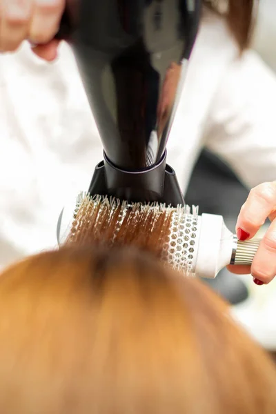 Een Professionele Kapper Droogt Lang Rood Haar Met Een Haardroger — Stockfoto