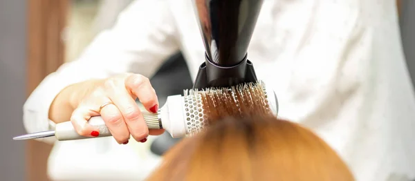 Profesjonalny Fryzjer Suszy Długie Rude Włosy Suszarką Włosów Okrągłą Szczotką — Zdjęcie stockowe