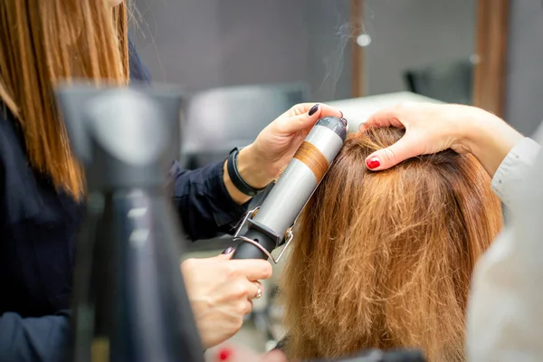 Mãos Cabeleireiro Feminino Enrolam Cliente Cabelo Com Ferro Que Frisa — Fotografia de Stock