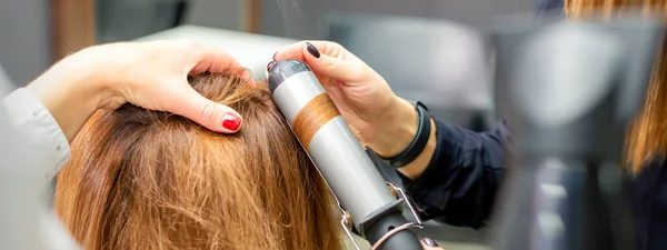 Kadın Kuaförün Elleri Kuaförde Saç Maşası Ile Saç Kıvırıyor Kapat — Stok fotoğraf