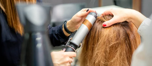 Ręce Fryzjerki Loki Klienta Włosów Lokówką Salonie Fryzjerskim Zbliżenie — Zdjęcie stockowe