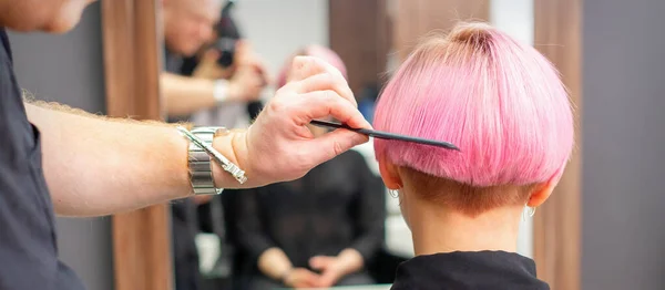 Professioneller Friseur Bürstet Kurze Rosa Haare Einer Jungen Frau Mit — Stockfoto