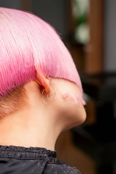 Styling Snijden Geverfd Roze Haar Van Jong Model Achteraanzicht Een — Stockfoto