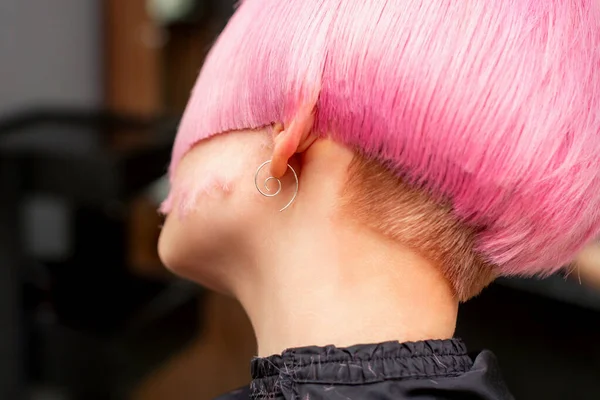 Styling Und Schneiden Gefärbter Pinkfarbener Haare Junger Models Einem Friseursalon — Stockfoto