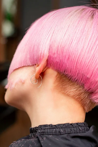 Укладка Стрижка Окрашенных Розовых Волос Молодой Модели Задним Видом Парикмахерской — стоковое фото
