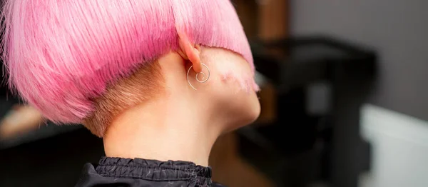 Estilo Corte Cabelo Rosa Tingido Modelo Jovem Visão Traseira Salão — Fotografia de Stock