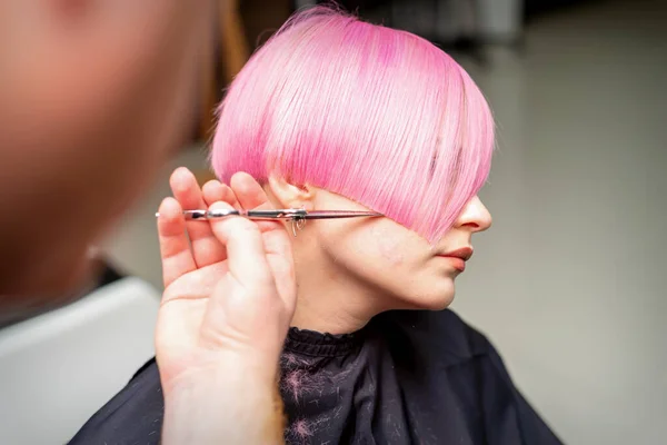 Mão Cabeleireiro Cortando Rosa Curto Com Cabelo Tesoura Salão Cabeleireiro — Fotografia de Stock