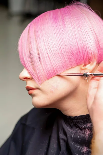 Hand Van Een Kapper Knippen Korte Roze Met Schaar Haar — Stockfoto