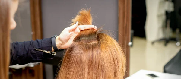 Fryzjer Trzyma Nitkę Między Palcami Kobiecych Włosów Badanie Włosów Młodej — Zdjęcie stockowe