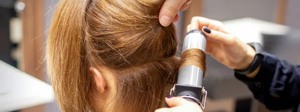 Handen Van Vrouwelijke Hairstylist Krult Haar Client Met Een Krultang — Stockfoto