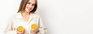 Beyaz arka planda turuncu dilimler tutan beyaz kadın, meme sağlığı kavramı.