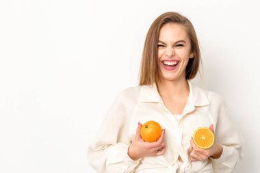 Beyaz arka planda turuncu dilimler tutan beyaz kadın, meme sağlığı kavramı.