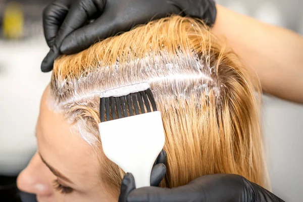 Kapper Verft Blonde Haarwortels Met Een Borstel Voor Een Jonge — Stockfoto