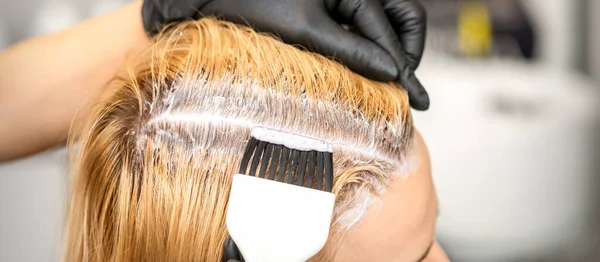 Hairdresser Dyeing Blonde Hair Roots Brush Young Woman Hair Salon — Stockfoto
