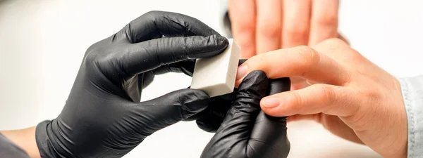 Close Das Mãos Caucasianas Uma Manicure Profissional Estão Arquivando Unhas — Fotografia de Stock