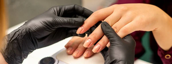 Profesyonel Manikür Ustası Müşterinin Kadın Elini Tutuyor Manikürcüdeki Manikürü Kontrol — Stok fotoğraf
