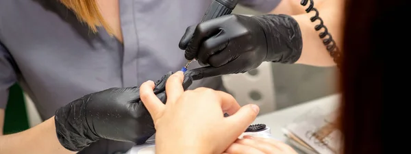 Manicura Maestro Guantes Goma Aplica Una Lima Uñas Eléctrica Para —  Fotos de Stock