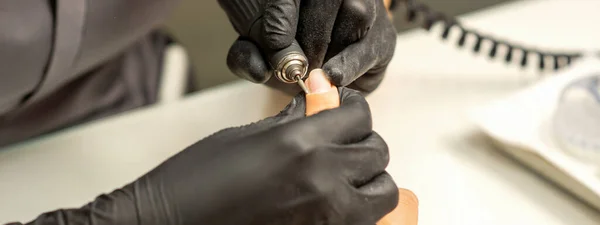 Maniküre Meister Verwendet Elektrische Nagelfeile Maschine Einem Nagelstudio Nahaufnahme — Stockfoto