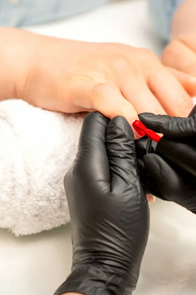 Manicure Varnish Painting Close Manicure Master Wearing Rubber Black Gloves — Foto Stock