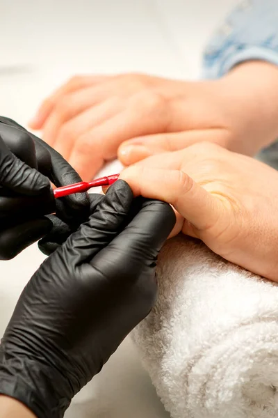 Malowanie Lakierem Manicure Zbliżenie Mistrza Manicure Gumowych Czarnych Rękawiczkach Nakładających — Zdjęcie stockowe