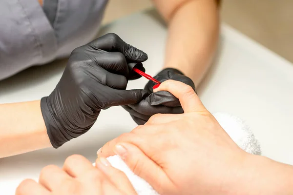 Manicure Varnish Painting Close Manicure Master Wearing Rubber Black Gloves — Foto de Stock