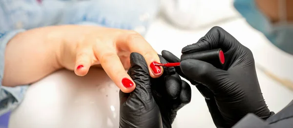 Manicure Varnish Painting Close Manicure Master Wearing Rubber Black Gloves — ストック写真