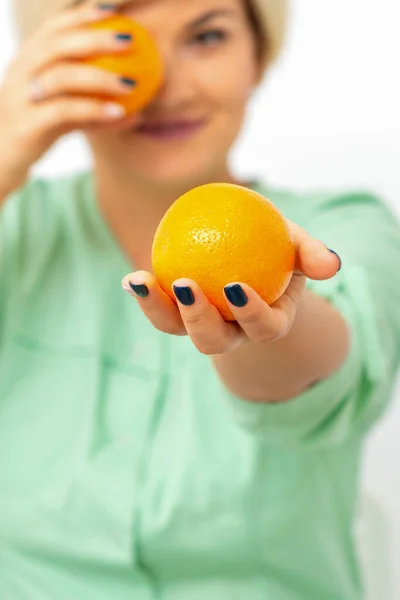Усміхнена Дієтолог Тримає Цілий Апельсин Пропонуючи Дивлячись Камеру Білому Тлі — стокове фото