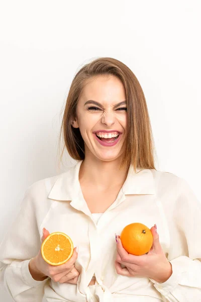 Junge Kaukasische Lächelnde Frau Mit Orangefarbenen Scheiben Über Isoliertem Weißem — Stockfoto