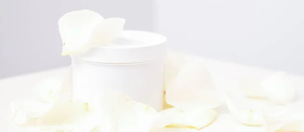 White Jar Cream Delicate White Rose Flowers Petals Light Background — Stockfoto