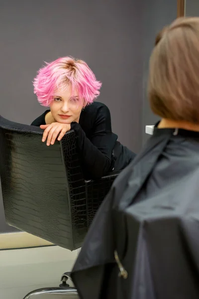 Retrato Uma Bela Jovem Mulher Caucasiana Com Novo Penteado Rosa — Fotografia de Stock