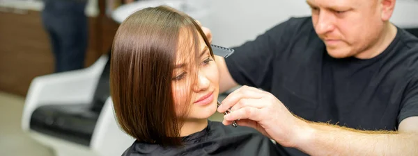 Corte Cabelo Cabelo Curto Mulher Caucasiana Jovem Por Cabeleireiro Masculino — Fotografia de Stock