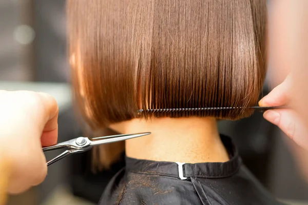 Corte Cabelo Cabelo Curto Mulher Branca Jovem Por Mãos Cabeleireiro — Fotografia de Stock