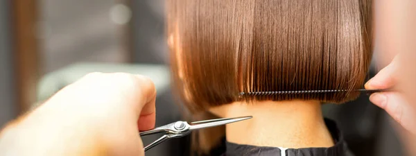 Taglio Capelli Capelli Corti Giovane Donna Bianca Mani Parrucchiere Salone — Foto Stock