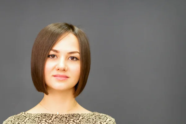 Mooie Jonge Kaukasische Brunette Vrouw Met Korte Kapsel Glimlachen Kijken — Stockfoto
