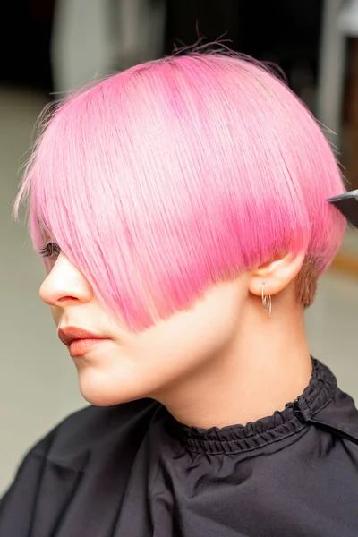 Hairdresser Combing Dyed Pink Short Hair Female Client Hairdresser Salon — Stok fotoğraf