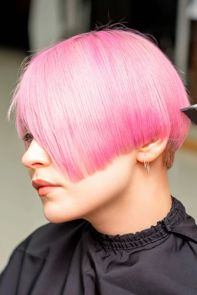 Hairdresser Combing Dyed Pink Short Hair Female Client Hairdresser Salon — Zdjęcie stockowe