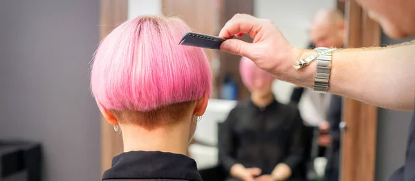 Hairdresser Combing Dyed Pink Short Hair Female Client Hairdresser Salon — Stockfoto